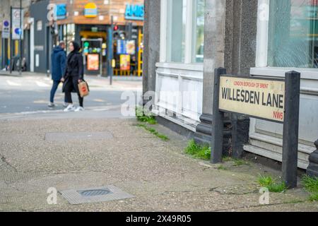 LONDRA - 4 APRILE 2024: Segnale stradale per Willesden al largo di Kilburn High Road nella NW6 nord ovest di Londra Foto Stock