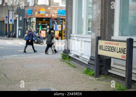 LONDRA - 4 APRILE 2024: Segnale stradale per Willesden al largo di Kilburn High Road nella NW6 nord ovest di Londra Foto Stock