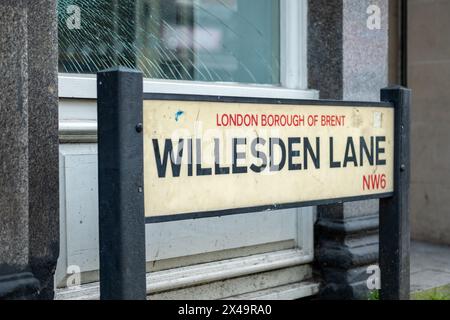 LONDRA - 4 APRILE 2024: Segnale stradale per Willesden al largo di Kilburn High Road nella NW6 nord ovest di Londra Foto Stock