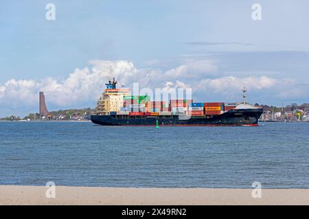 Nave container, spiaggia di Falckenstein, Laboe Navy Memorial, Kieler Förde, Kiel, Schleswig-Holstein, Germania Foto Stock