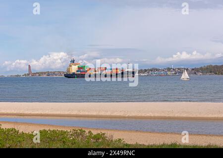 Nave portacontainer, barca a vela, spiaggia di Falckenstein, Laboe Navy Memorial, Kieler Förde, Kiel, Schleswig-Holstein, Germania Foto Stock