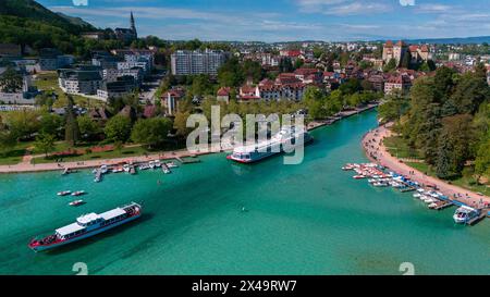 Vista aerea di Annecy e del lago, case e spazi verdi, barche per la navigazione e aree pedonali. Alta Savoia. Perla delle Alpi francesi. Francia Foto Stock