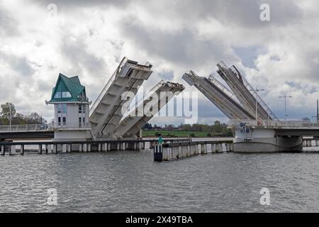 Apertura del ponte Balance, Kappeln, Schlei, Schleswig-Holstein, Germania Foto Stock