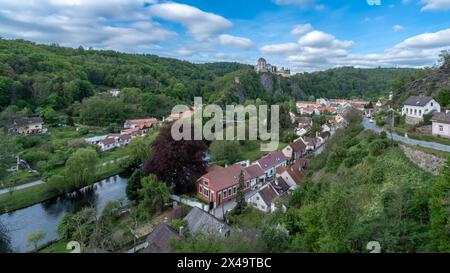 Vranov nad Dyji - castello, una vista dal punto panoramico degli amanti. Orizzontale. Foto Stock