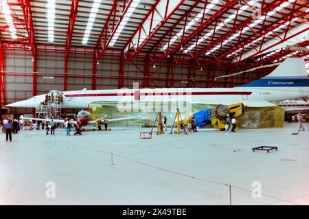 BAC Concorde G-AXDN all'interno del nuovo super hangar dello spazio aereo in costruzione presso IWM Duxford, Regno Unito. Una volta terminato, all'interno saranno esposte altre grandi mostre. Il Concorde G-AXDN (101) (01) era un velivolo di preproduzione della British Aircraft Corporation Ltd che volò per la prima volta da Filton il 17 dicembre 1971 e fu utilizzato per testare il progetto per il successivo aereo da trasporto passeggeri. Il suo ultimo volo ebbe luogo il 20 agosto 1977, con il suo volo di consegna da Filton a Duxford. Una volta completata la costruzione dell'hangar, il G-AXDN fu circondato da altre mostre Foto Stock