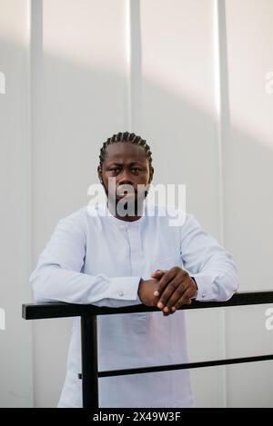Allegro abito turistico maschile in bianco indossa dashiki etnico sorridente in città strada sulle scale. Il modello di viaggio afroamericano ha tempo libero Foto Stock