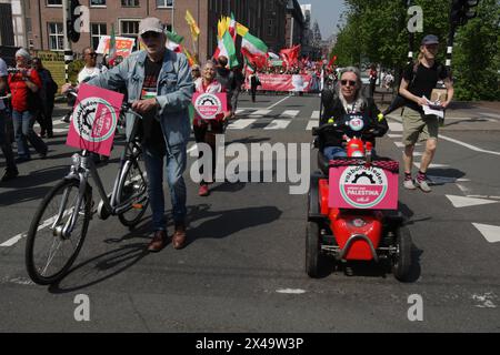 I sostenitori pro-palestinesi prendono parte alle manifestazioni di protesta del 1° maggio 2024 ad Amsterdam, nei Paesi Bassi. L'annuale manifestazione di protesta di marzo del giorno di maggio guidata dall'unione olandese Foto Stock