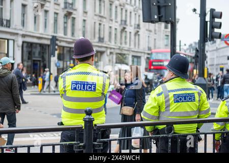 LONDRA - 4 APRILE 2024: Tre agenti di polizia incontrarono di pattuglia su Oxford Street Regent Street Foto Stock