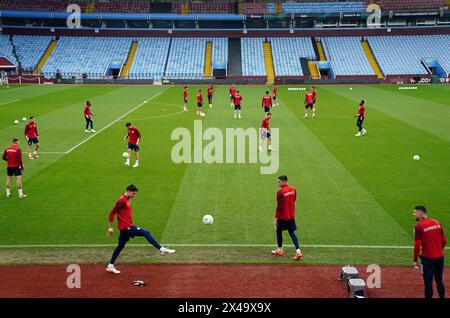 Vista generale dei giocatori dell'Olympiakos durante una sessione di allenamento a Villa Park, Birmingham. Data foto: Mercoledì 1 maggio 2024. Foto Stock