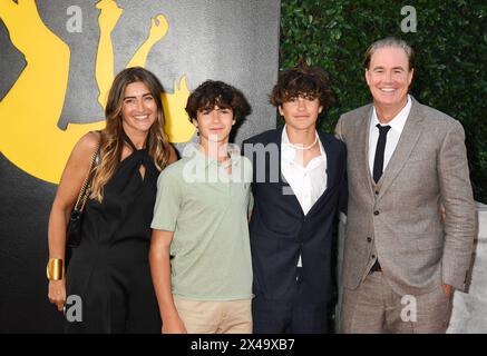 HOLLYWOOD, CALIFORNIA - APRILE 30: Guymon Casady (R) e la famiglia partecipano alla prima di Los Angeles di Universal Pictures "The Fall Guy" al Dolby Theatre o Foto Stock