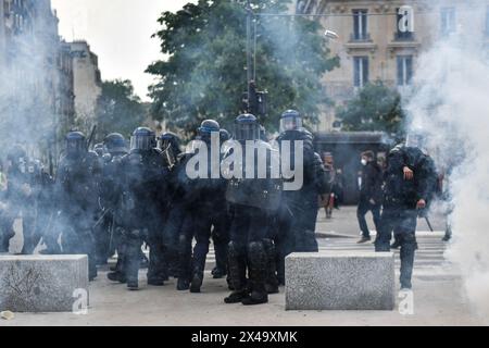 La polizia antisommossa prende posizione mentre gli scontri con i manifestanti si verificano durante la manifestazione annuale della Festa dei lavoratori a Parigi il 1° maggio 2024. Foto di Firas Abdullah/ABACAPRESS. COM credito: Abaca Press/Alamy Live News Foto Stock