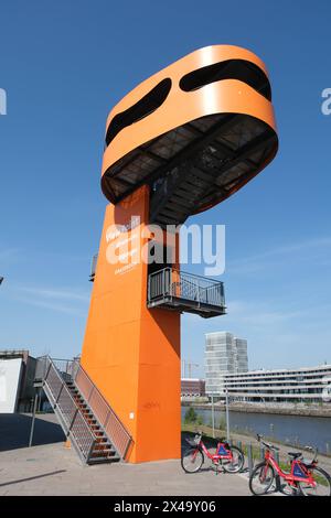 Aussichtsturm Aussichtspunkt View Point an der Grandeswerderstraße am Baakenhafen in der HafenCity, Amburgo 1.5.2024 *** punto panoramico Torre di osservazione punto panoramico punto panoramico su Grandeswerderstraße a Baakenhafen in HafenCity, Amburgo 1 5 2024 Foto Stock