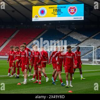 1 maggio 2024; Hampden Park, Glasgow, Scozia: Finale della Scottish fa Youth Cup, Rangers contro Aberdeen; giocatori dell'Aberdeen in fase di riscaldamento Foto Stock