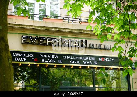 LONDRA - 22 APRILE 2024: Everyman on the Hill. Belsize Park filiale della catena di cinema Foto Stock