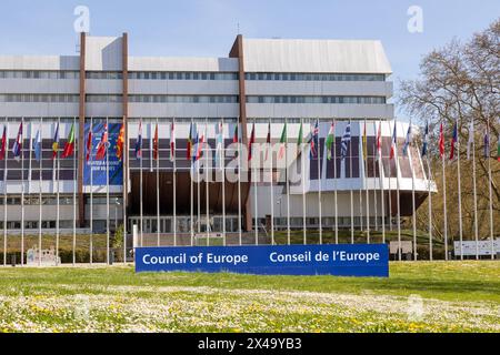 Gebaeude und Landesflaggen am Europarat a Strasburgo. 06.04.2024 Straßburg, fra - Gebaeude, Schrift und Landesflaggen., Strassburg Frankreich, FR Europarat *** edifici e bandiere nazionali al Consiglio d'Europa di Strasburgo 06 04 2024 Strasburgo, fra edifici, lettere e bandiere nazionali, Strasburgo Francia, FR Consiglio d'Europa Foto Stock