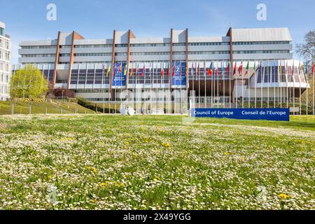 Gebaeude und Landesflaggen am Europarat a Strasburgo. 06.04.2024 Straßburg, fra - Gebaeude, Schrift und Landesflaggen., Strassburg Frankreich, FR Europarat *** edifici e bandiere nazionali al Consiglio d'Europa di Strasburgo 06 04 2024 Strasburgo, fra edifici, lettere e bandiere nazionali, Strasburgo Francia, FR Consiglio d'Europa Foto Stock