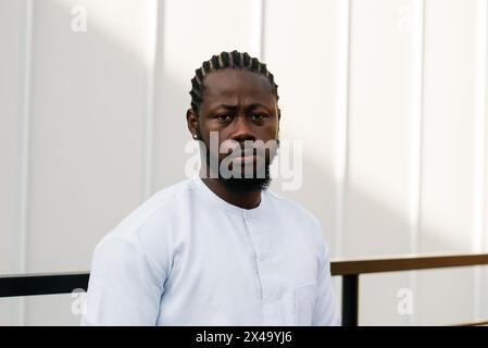 Allegro abito da ritratto turistico maschile in bianco indossa dashiki etnico sorridente sulla strada della città sulle scale. Il modello di viaggio afroamericano ha tempo libero Foto Stock