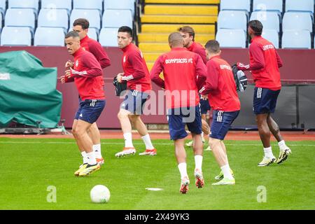 Vista generale dei giocatori dell'Olympiakos durante una sessione di allenamento a Villa Park, Birmingham. Data foto: Mercoledì 1 maggio 2024. Foto Stock