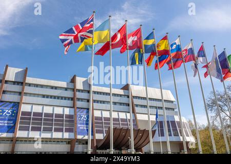 Gebaeude und Landesflaggen am Europarat a Strasburgo. 06.04.2024 Straßburg, fra - Gebaeude und Landesflaggen., Strassburg Frankreich, FR Europarat *** edifici e bandiere nazionali al Consiglio d'Europa di Strasburgo 06 04 2024 Strasburgo, fra Buildings and National Flags, Strasburgo Francia, FR Consiglio d'Europa Foto Stock