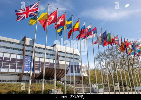 Gebaeude und Landesflaggen am Europarat a Strasburgo. 06.04.2024 Straßburg, fra - Gebaeude und Landesflaggen., Strassburg Frankreich, FR Europarat *** edifici e bandiere nazionali al Consiglio d'Europa di Strasburgo 06 04 2024 Strasburgo, fra Buildings and National Flags, Strasburgo Francia, FR Consiglio d'Europa Foto Stock