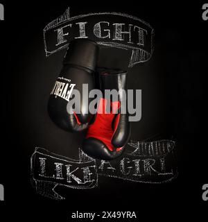 Guanti da boxe neri con Chalk Art "Fight Like a Girl" Foto Stock