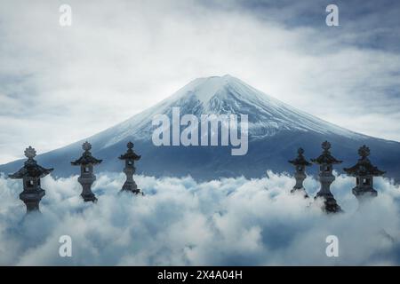 Epico paesaggio roccioso con Lanterne di pietra giapponesi di fronte al Monte Fuji Foto Stock