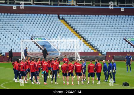 Vista generale dei giocatori dell'Olympiakos durante una sessione di allenamento a Villa Park, Birmingham. Data foto: Mercoledì 1 maggio 2024. Foto Stock