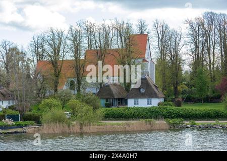 Chiesa, case di paglia, alberi, Sieseby, Schlei, Schleswig-Holstein, Germania Foto Stock