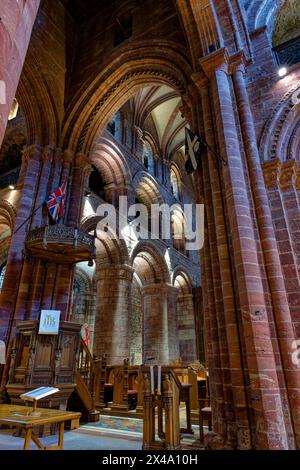 La cattedrale di San Magno a Kirkwall è stupenda sia all'interno che all'esterno. Costruito in arenaria rossa e gialla, è un'attrazione imperdibile nelle Orcadi Foto Stock