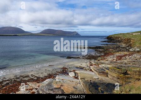 La vista da Stromness che si affaccia su Hoy Sound mostra il faro di Graemsay sulla sinistra in poi verso le magnifiche colline sull'isola di Hoy. Foto Stock
