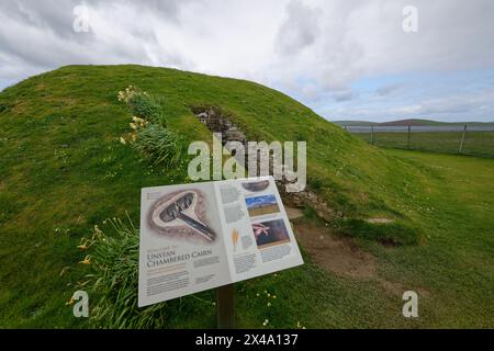 Unstan Chambered Cairn è una camera funeraria neolitica risalente a 5000 anni fa, trovata sulle rive del lago Stenness vicino a Stromness, sulla terraferma delle Orcadi. Foto Stock