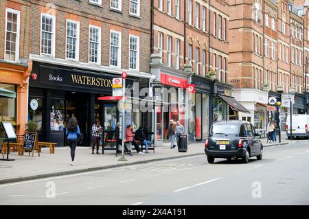 LONDRA - 22 APRILE 2024: Hampstead Village, un ricco villaggio urbano nel nord-ovest di Londra Foto Stock