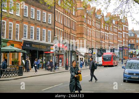 LONDRA - 22 APRILE 2024: Hampstead Village, un ricco villaggio urbano nel nord-ovest di Londra Foto Stock