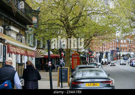 LONDRA - 22 APRILE 2024: Hampstead Village, un ricco villaggio urbano nel nord-ovest di Londra Foto Stock