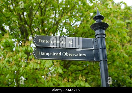 LONDRA - 22 APRILE 2024: Indicazioni stradali per Hampstead per Fenton House e Hampstead Observatory Foto Stock