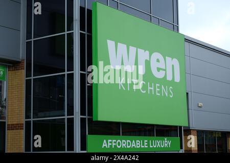 LONDRA - 23 APRILE 2024: Rivenditore di cucine Wrens Staples Corner Retail Park nella NW2 nord-ovest di Londra Foto Stock