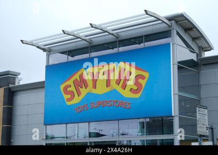 LONDRA - 23 APRILE 2024: Negozio di giocattoli Smyths, Staples Corner Retail Park nella NW2 nord-ovest di Londra Foto Stock