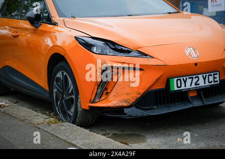 LONDRA - 23 APRILE 2024: Veicolo elettrico MG danneggiato in un incidente parcheggiato in strada fuori dal garage. Foto Stock