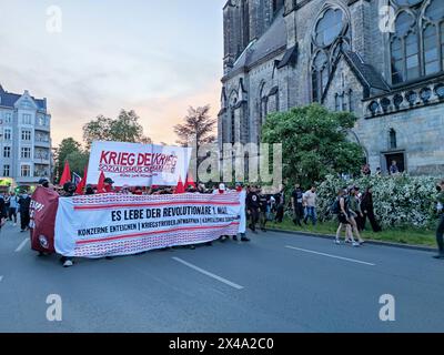 Berlin, Deutschland, 01.05.2024: Neukölln / Kreuzberg: Revolutionäre Demo zum 1. Mai: Die Demo gegen 20:30 Uhr am Südstern *** Berlino, Germania, 01 05 2024 Neukölln Kreuzberg manifestazione rivoluzionaria il giorno di maggio la manifestazione intorno alle 8,30 PM a Südstern Copyright: XdtsxNachrichtenagenturx dts 35877 Foto Stock