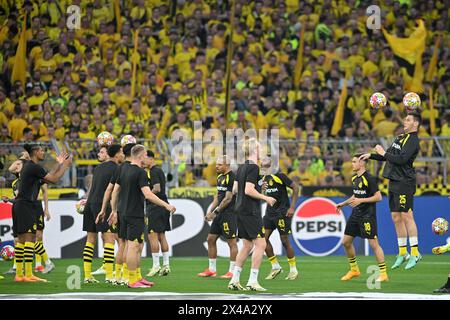 Dortmund, Germania. 1° maggio 2024. Calcio: Champions League, Borussia Dortmund - Paris Saint-Germain, round a eliminazione diretta, semifinale, andata, Signal Iduna Park. I giocatori di Dortmund si scaldano. Crediti: Bernd Thissen/dpa/Alamy Live News Foto Stock