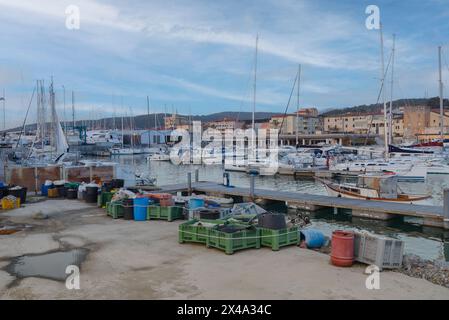 Vista sulla città di San Vincenzo. Reti da pesca nel porto di San Vincenzo, Livorno, Toscana, Italia Foto Stock