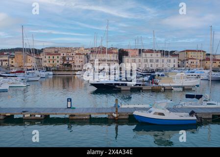Vista sulla città di San Vincenzo. Il porto di San Vincenzo con barche ormeggiate, Livorno, Toscana, Italia Foto Stock