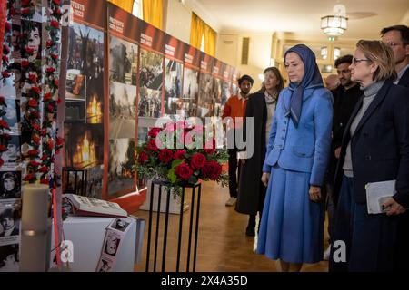 Maryam Rajavi, presidente eletto del Consiglio nazionale di resistenza dell'Iran (NCRI), e Florence Berthout, sindaco del 5° arrondissement, visitano la mostra sul tema "donna-resistenza-libertà". Hanno reso omaggio al coraggio degli iraniani di fronte all'oppressione. Alla vigilia del 1° maggio, la mostra e la conferenza “solidarietà con la resistenza iraniana” al 5° Municipio di Parigi, di fronte al Pantheon. Nel corso dell'evento sono state denunciate le recenti condanne a morte dei prigionieri politici e la crescente repressione delle donne in Iran. Foto Stock