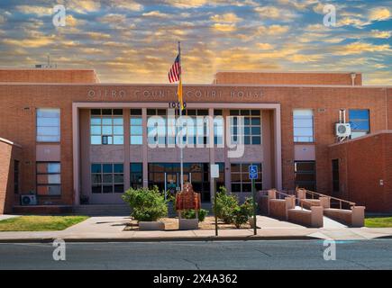 Il tramonto mette in evidenza il tribunale della contea di Otero nel centro di Alamogordo, NEW MEXICO, Stati Uniti Foto Stock