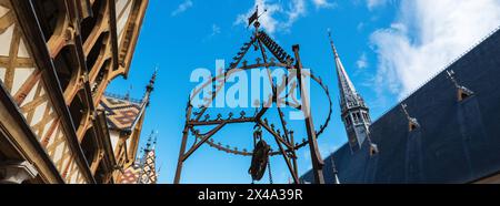 Un panorama degli ospizi di Beaune, Francia, con ben in primo piano Foto Stock