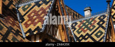 Un panorama dei tetti degli Hospices di Beaune, Francia Foto Stock