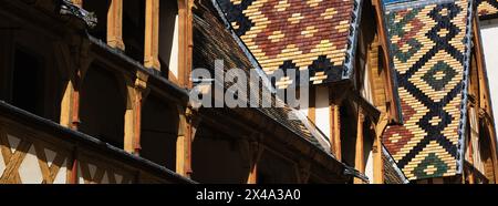 Un panorama dei tetti degli ospizi di Beaune, Francia Foto Stock