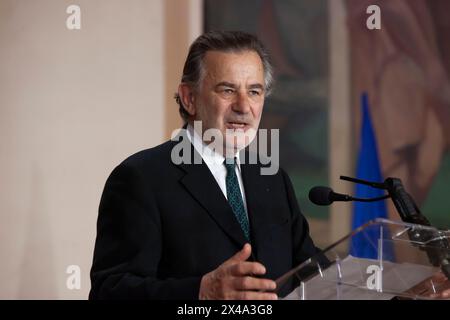 Jean-Francois Legaret, ex sindaco del i arrondissement di Parigi e presidente della Fondazione per gli studi sul Medio Oriente, interviene durante la conferenza "solidarietà con la resistenza iraniana" presso il Municipio del V arrondissement. Alla vigilia del 1° maggio, la mostra e la conferenza “solidarietà con la resistenza iraniana” al 5° Municipio di Parigi, di fronte al Pantheon. Nel corso dell'evento sono state denunciate le recenti condanne a morte dei prigionieri politici e la crescente repressione delle donne in Iran. (Foto di Siavosh Hosseini/SOPA Images/Sipa USA) Foto Stock