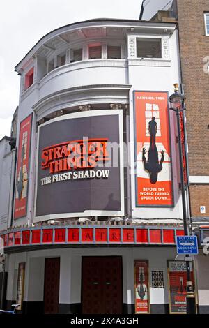 Vista esterna del Phoenix Theatre che mostra Stranger Things la prima ombra su Charing Cross Road a West London Inghilterra Regno Unito 2024 KATHY DEWITT Foto Stock