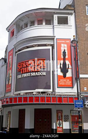 Vista esterna del Phoenix Theatre che mostra "Stranger Things the First Shadow" su Charing Cross Road a West London Inghilterra Regno Unito 2024 KATHY DEWITT Foto Stock